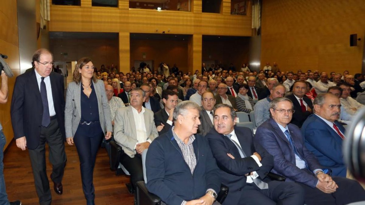 El presidente de la Junta, Juan Vicente Herrera, y la consejera de Agricultura, Milagros Marcos, antes de clausurar la jornada de presentación del Mapa de Infraestructuras Agrarias.-ICAL