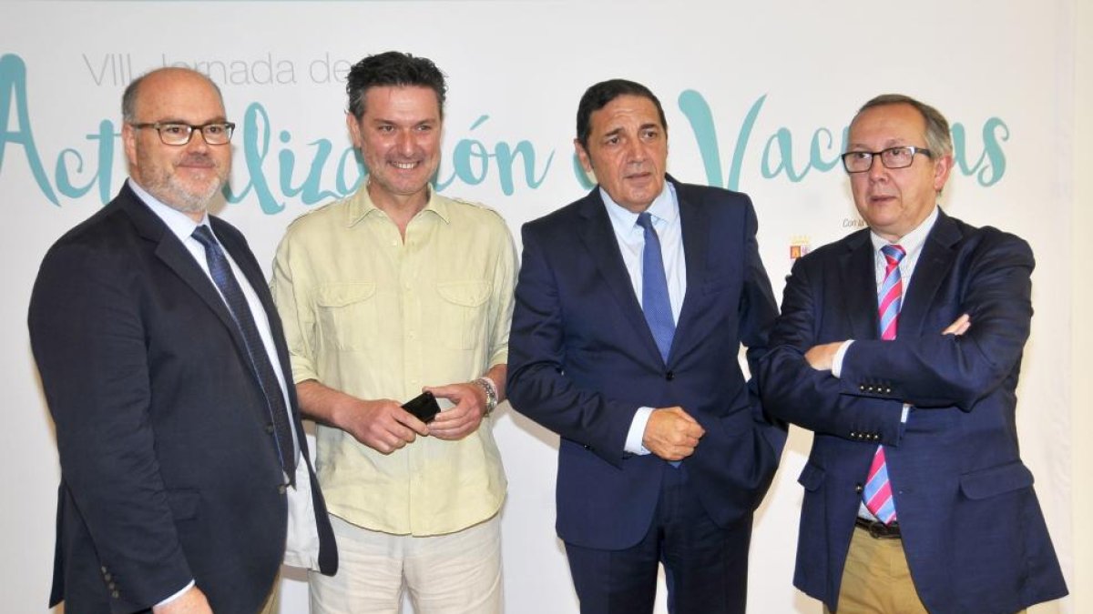 El consejero de sanidad, Antonio María Sáez, participa en la VIII Jornada de actualización en vacunas de Castilla y León en el Real Sitio de San Ildefonso.-ICAL