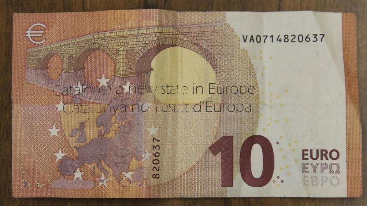 Billete de 10 euros con una impresión que dice Catalunya nou estat dEuropa.-EL PERIÓDICO