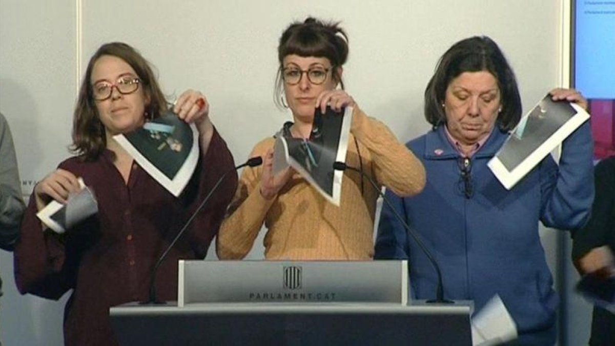 Diputadas de la CUP rompen fotografias del Rey en el Parlament.-EFE TV