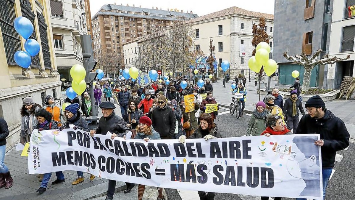 Cabeza de la manifestación que reclamó ‘menos coches y más salud’ en la calles de la ciudad.-J.M. LOSTAU