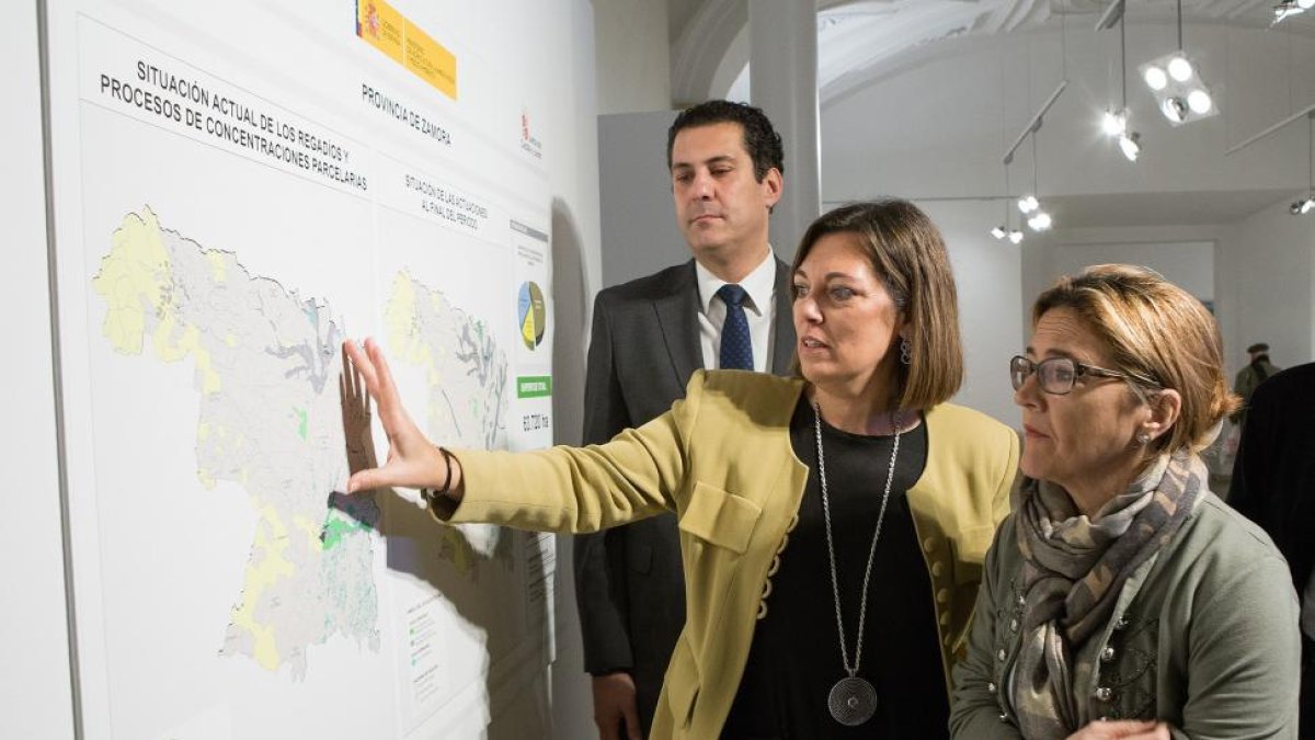 El delegado de la Junta, Alberto Castro; la consejera de Agricultura y Ganadería y portavoz de la Junta de Castilla y León, Milagros Marcos; y la presidenta de la Diputación, Mayte Martín Pozo; presentan el Mapa de Infraestructuras Agrarias de Zamora.-ICAL