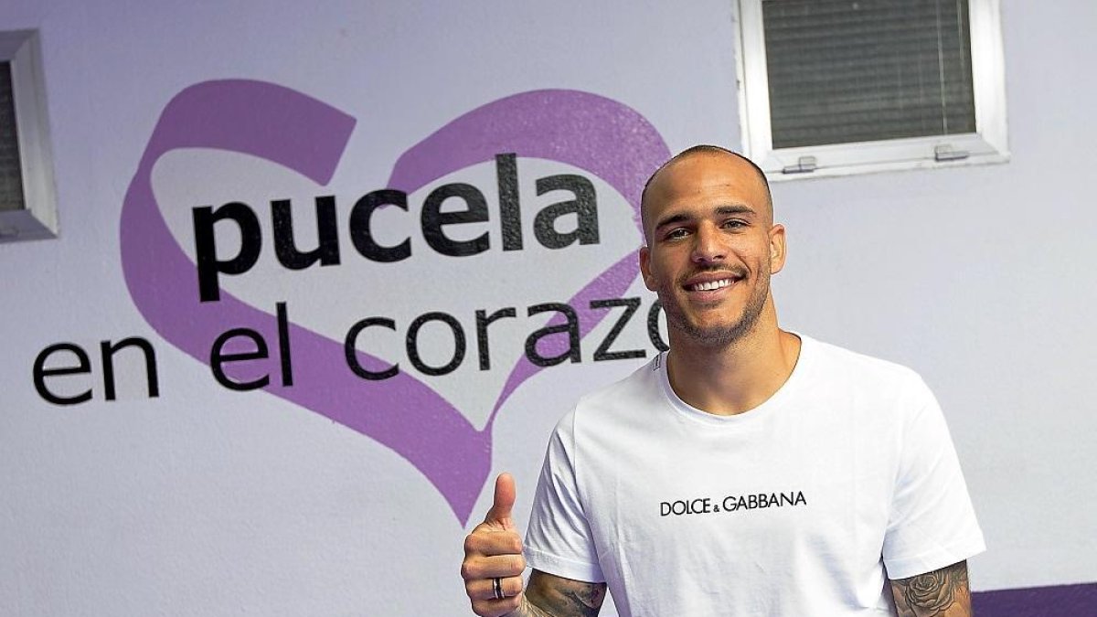 Sandro levanta el pulgar con la cara sonriente, antes de su rueda de prensa de presentación.-J.C. CASTILLO