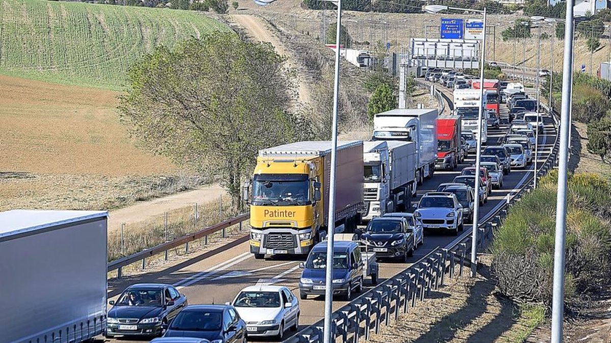 Imagen de la larga cola de vehículos en la  autovía A-62 a causa del incendio de las pacas de un camión.-REPORTAJE GRÁFICO DE PABLO REQUEJO / PHOTOGENIC