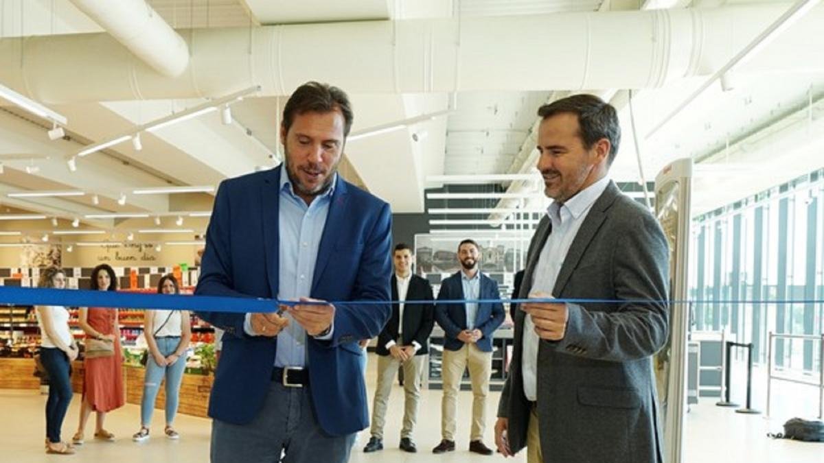Inauguración de una nueva tienda Lidl. Asisten, el alcalde de Valladolid, Óscar Puente, y el director regional de Lidl, Jaime Herrá, entre otros-ICAL