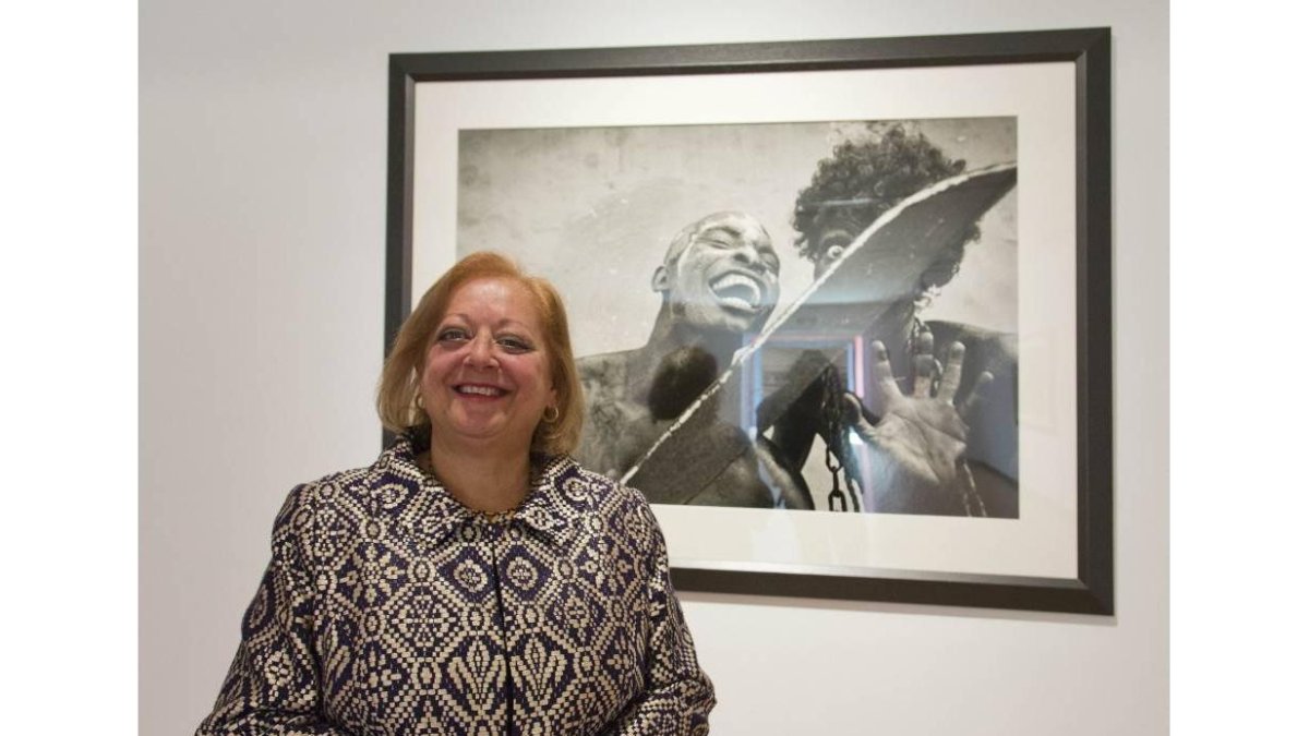 La fotógrafa Cristina García Rodero junto a una de las obras que forman parte de la exposición “Con la boca abierta” que se puede ver en el DA2 de Salamanca-Ical