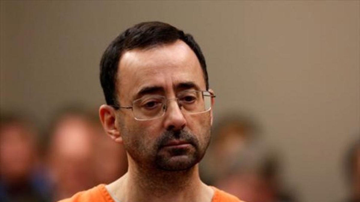 Larry Nassar, durante el juicio celebrado en Grand Rapids (Michigan), acusado de agredir sexualmente a 125 jóvenes gimnastas y pacientes.-AFP / JEFF KOWALSY