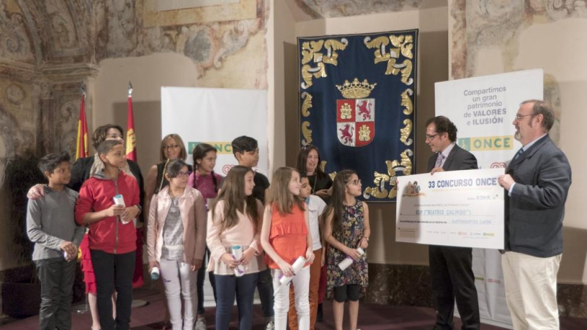 El consejero de Educación, Fernando Rey, asiste a la entrega de los Premios de la ONCE. En la imagen entrega uno de los premios junto al delegado territorial de la ONCE en Castilla y León, Ismael Pérez-ICAL