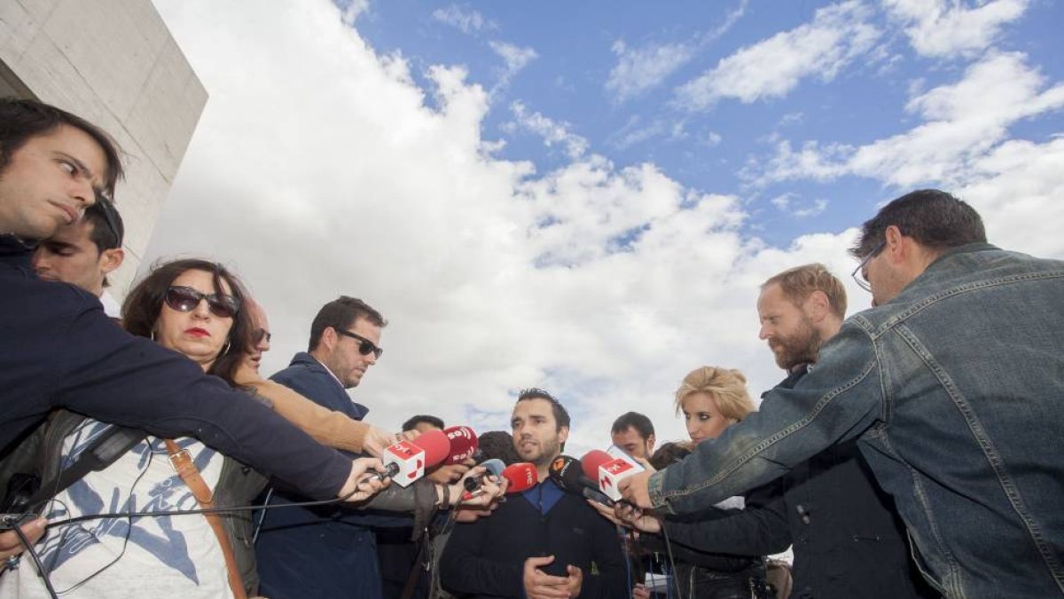 El portavoz de Ciudadanos Castilla y León, Pablo Yañez, analiza asuntos de última actualidad, en el exterior de la puerta principal del edificio de las Cortes.-ICAL