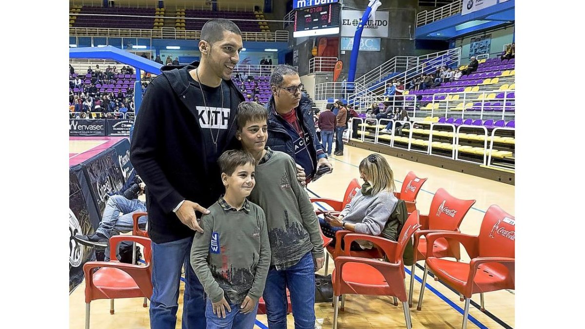 Nacho Martín junto a dos niños en el último partido jugado por el Carramimbre.-P. REQUEJO