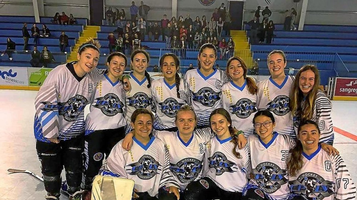 Las jugadoras del CPLV Panteras UEMC posan sonrientes tras ganar la Liga Oro.-E. M.