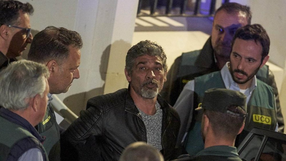 Bernardo Montoya sale esposado para su ingreso en prisión.-GOGO LOBATO