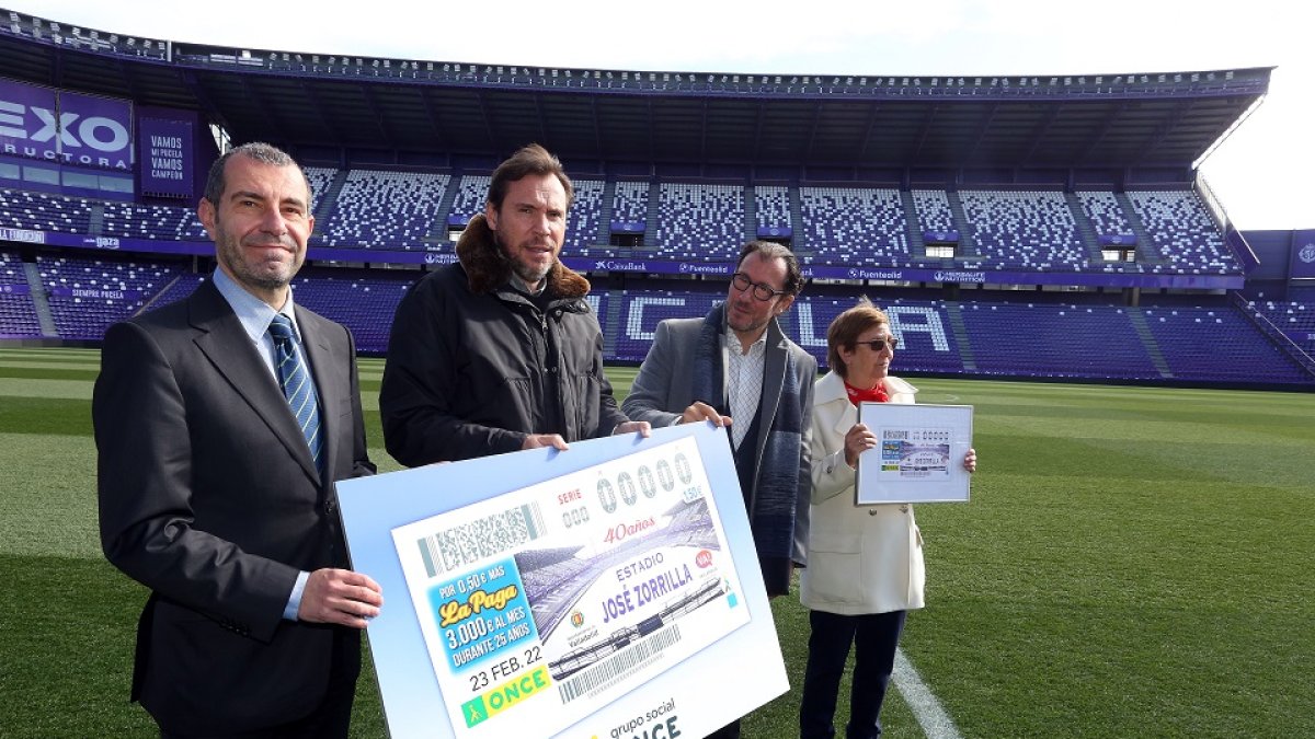 El alcalde de Valladolid, Óscar Puente; el delegado territorial de la ONCE en Castilla y León, Ismael Pérez, y el consejero portavoz del Real Valladolid, David Espinar, presentan un cupón con motivo del 40 aniversario del Estadio José Zorrilla. -ICAL