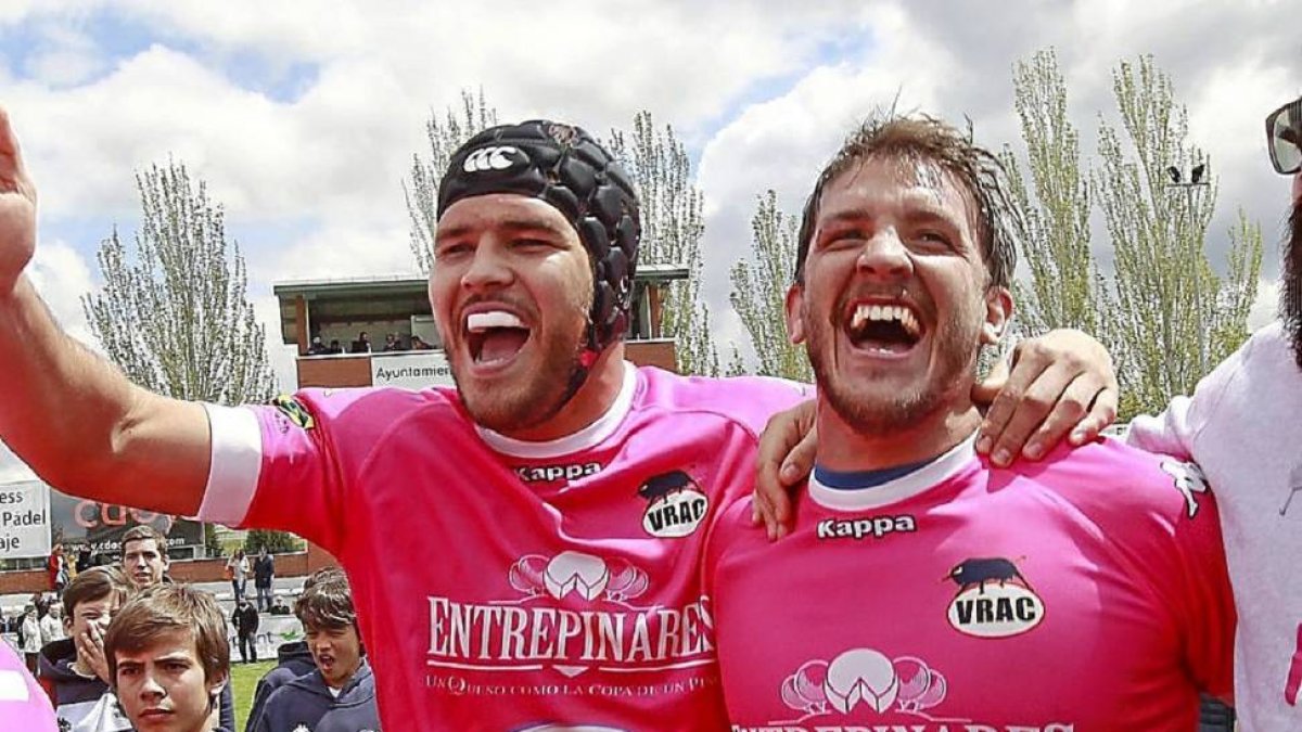 Ignacio Molina y Lucas Lastra celebran el título de Copa del Rey-J. M. Lostau