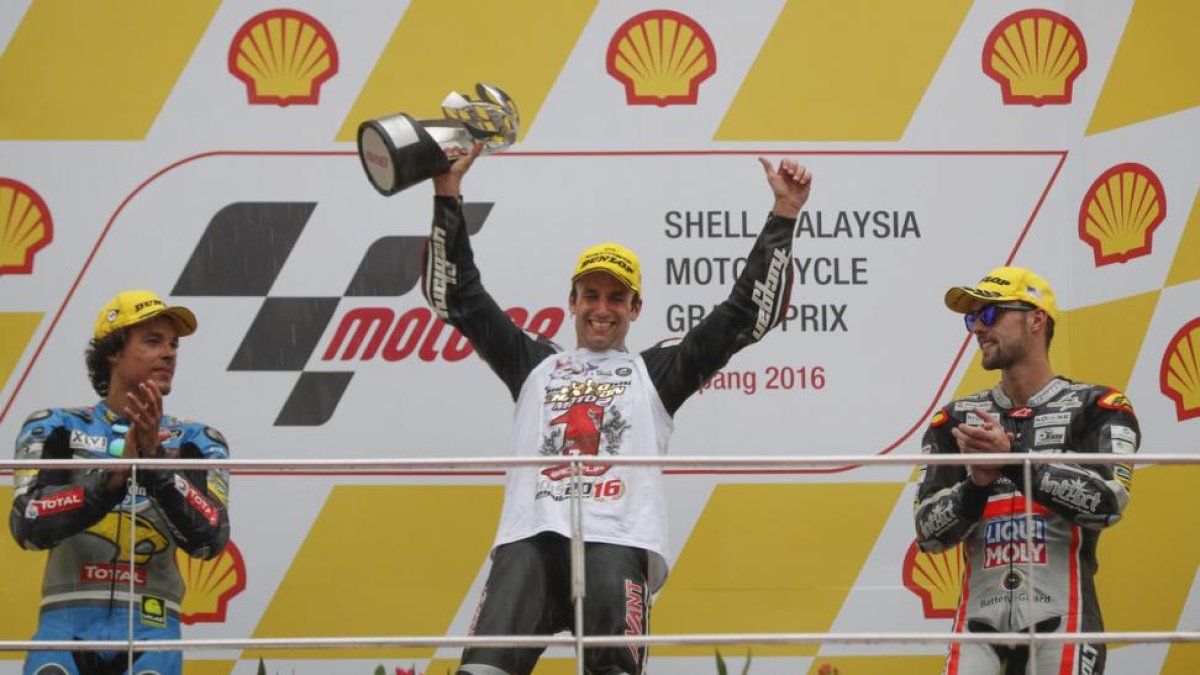 Zarco celebra su victoria con Morbidelli, izquierda, y Folger en el GP de Malasia.-AP