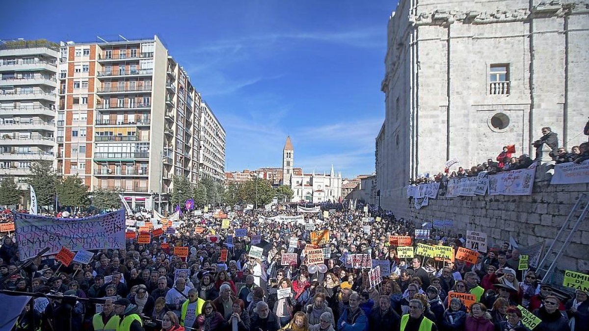 Numerosas personas se reúnen en la plaza de Portugalete, junto a la Catedral de Valladolid, para defender la sanidad pública.-JOSE C. CASTILLO