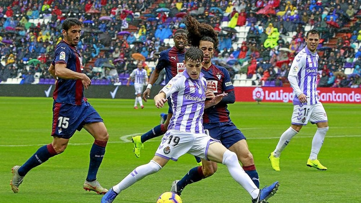 Toni intenta llevarse el balón ante la presencia de Cote y y Cucurella en el partido disputado ayer en Zorrilla.-J. M. LOSTAU