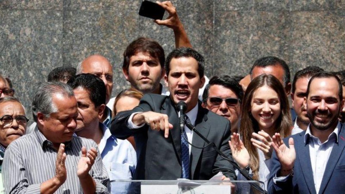 Juan Guaidó se dirige a sus seguidores en Caracas.-REUTERS/ CARLOS GARCIA RAWLINS