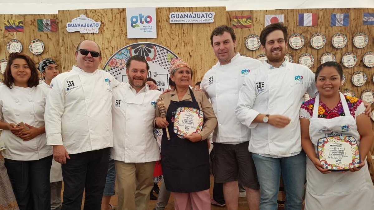 Algunos de los chefs posan con cocineras mexicanas-EL MUNDO