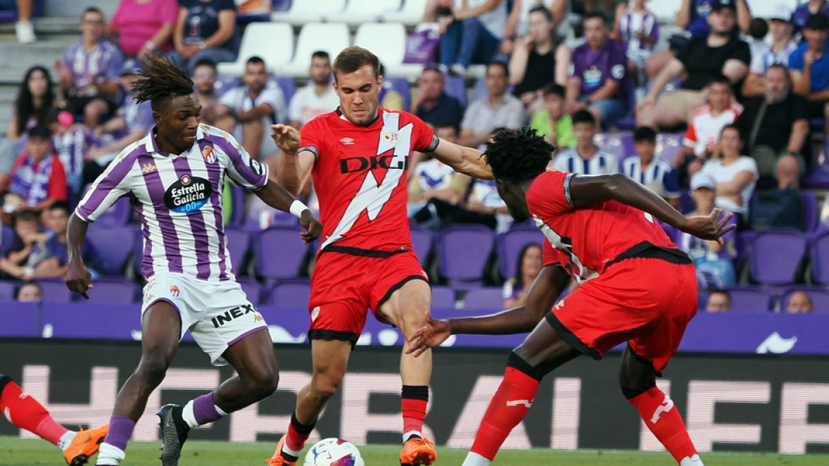 Tunde encara en el choque ante el Rayo en Zorrilla. / PHOTOGENIC