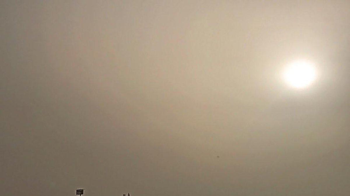 El sol al atardecer con la localidad de Alaejos al fondo.-ICAL