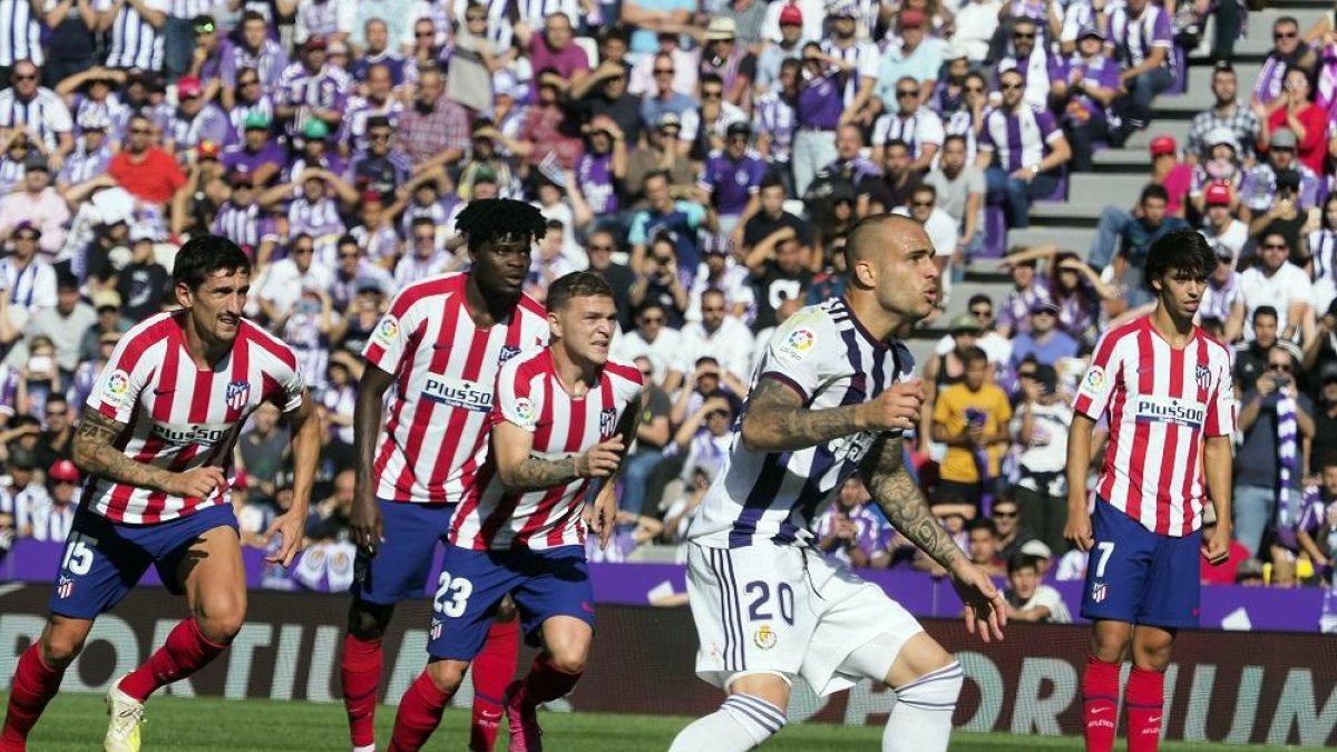 Sandro observa cómo su penaltoi se marcha muy alto, ante las miradas de Savic, Thomas, Trippier y João Félix.-PABLO REQUEJO / PHOTOGENIC