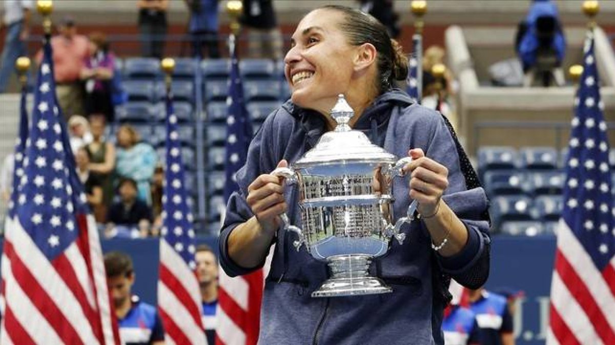 Flavia Pennetta, exultante con el trofeo del Abierto de EEUU.-Foto: AP / JULIO CORTEZ