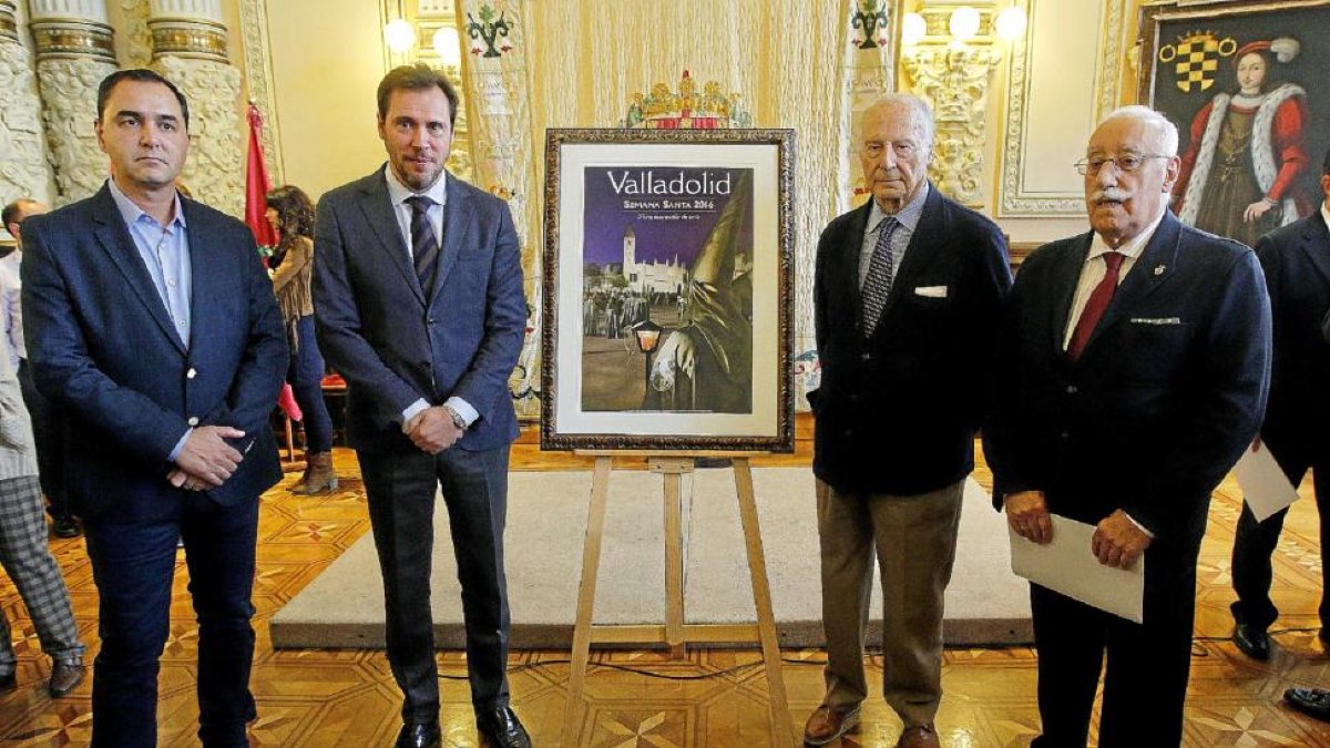 Julián Díaz Bajo, Óscar Puente, Vicente Garrido Capa y Felipe Esteban junto al cartel de la Semana Santa.-J.M. Lostau