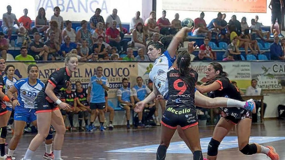 Valeska Lovera arma el brazo para lanzar contra la portería del Atlético Guardés durante el encuentro de ayer.-MIGUEL NÚÑEZ / PHOTO-DEPORTE
