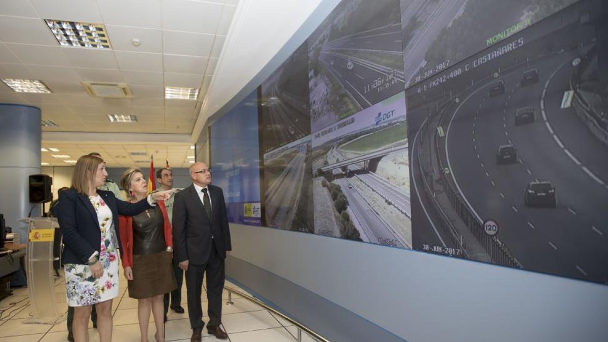 La delegada del Gobierno en Castilla y León presenta el dispositivo especial de la DGT para el verano 2017, en el ámbito de las carreteras de Castilla y León, y la nueva campaña divulgativa de prevención de accidentes de tráfico.-ICAL