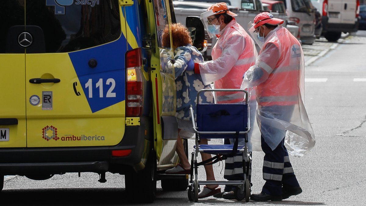 JUAN MIGUEL LOSTAU. 29/04//2020. VALLADOLID. COMUNIDAD DE CASTILLA Y LEÓN. CORONAVIRUS. MIÉRCOLES 29. UNA AMBULANCIA RECOGE A UN ENFERMO EN LA CALLE NICASIO PÉREZ.