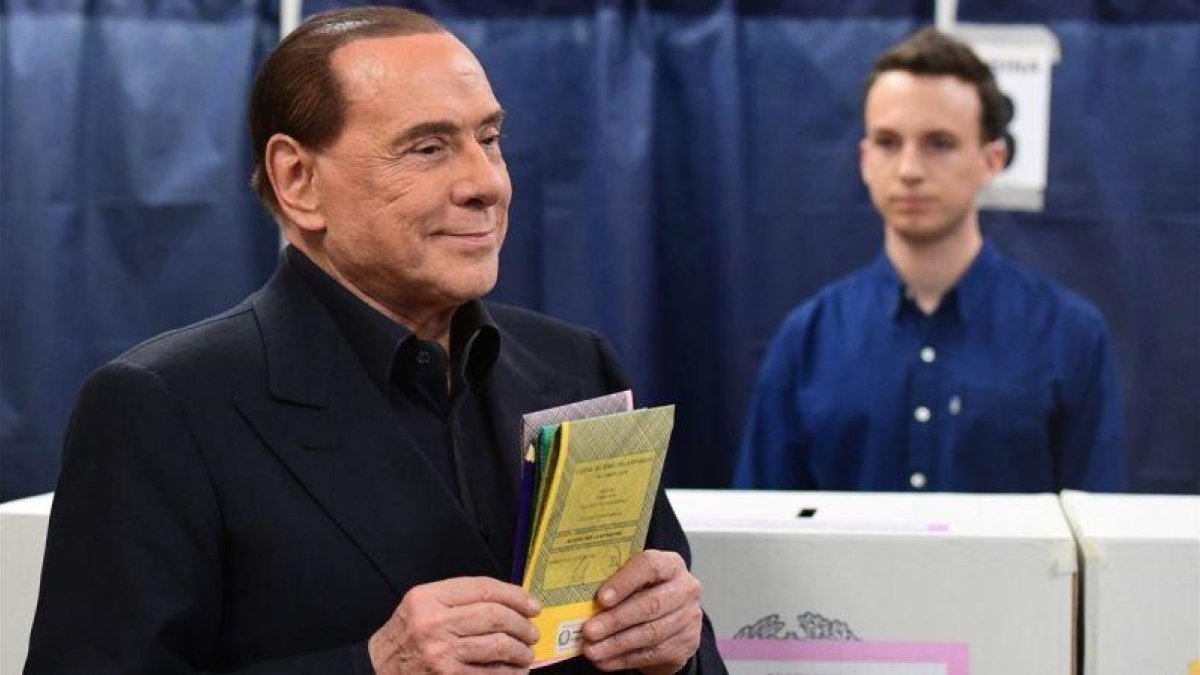 Silvio Berlusconi en su colegio electoral antes de depositar su voto durante la jornada electoral del pasado domingo.-MIGUEL MEDINA (AFP)