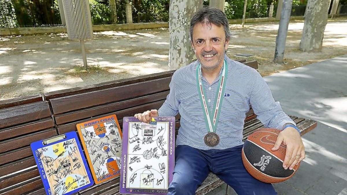 Porfi Fisac posa en elCampoGrande con varios de sus recuerdos como entrenador de baloncesto.-J. M. LOSTAU