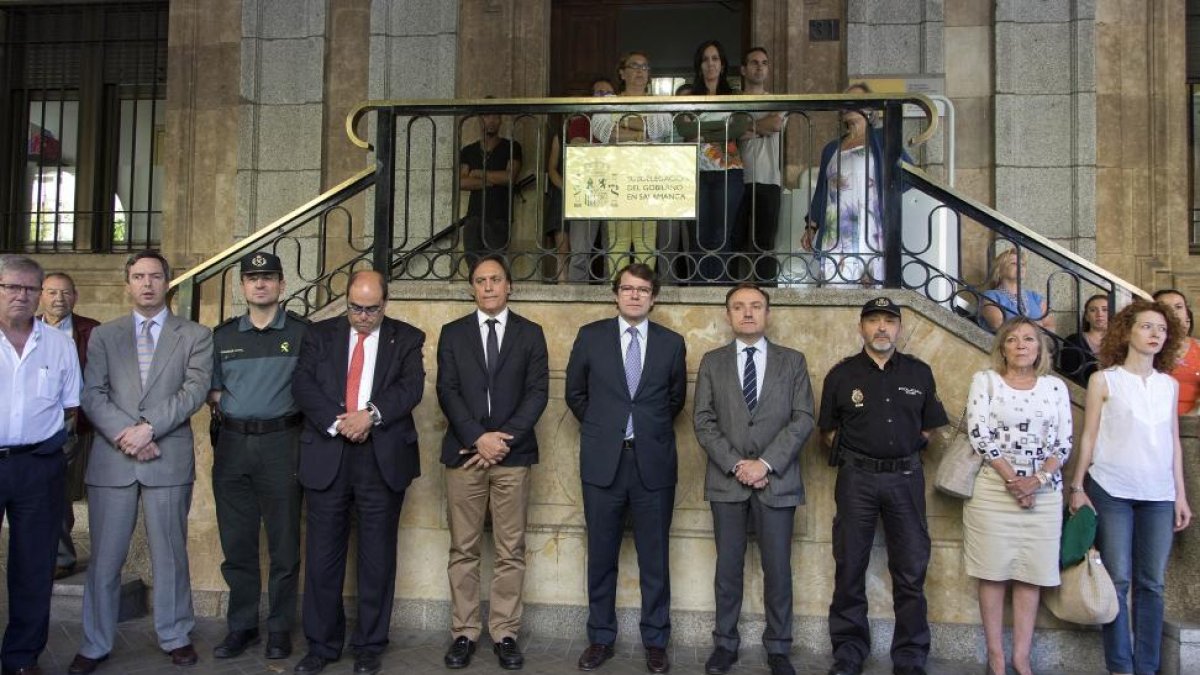 Concentracón de autoridades salmantinas a las puertas de la Subdelegación del Gobierno en repulsa por el atentado en Niza.-ICAL