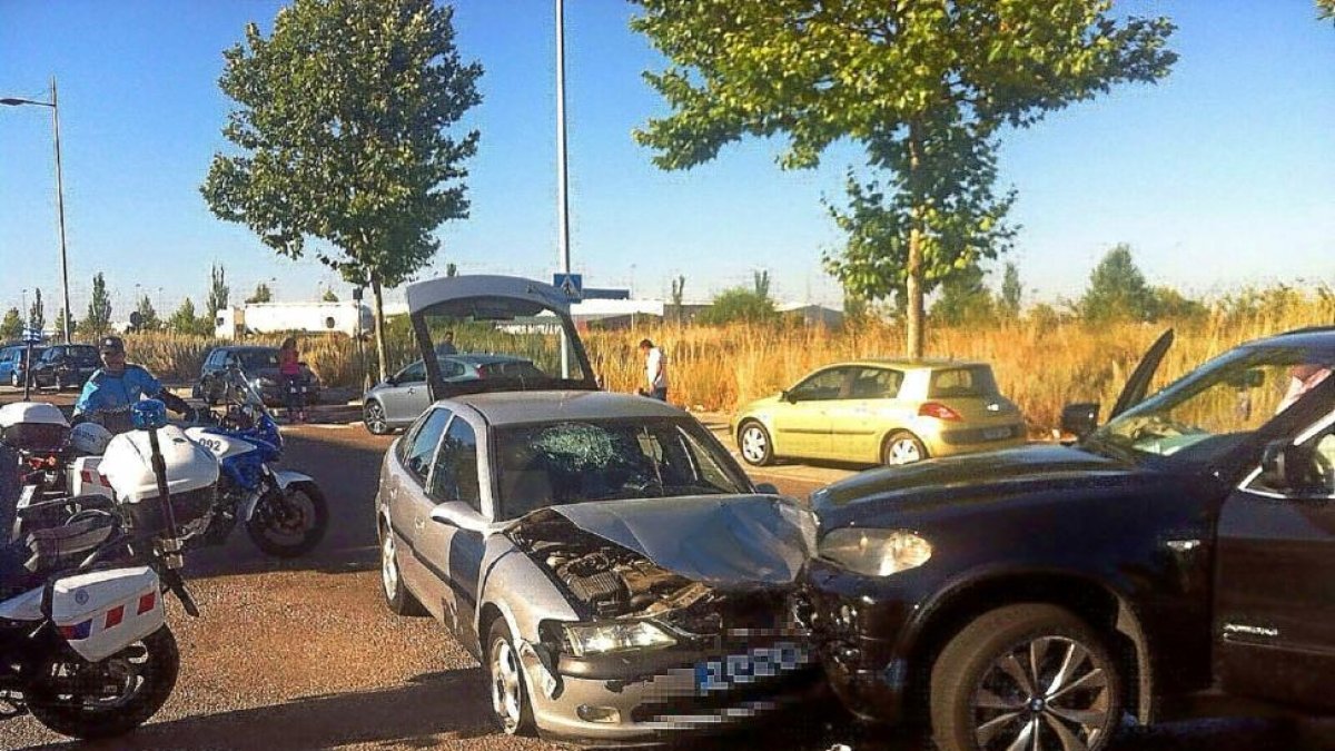 La colisión frontal entre el BMW X5 y el Opel Vectra se produjo en la calle Nitrógeno de San Cristóbal.-E. M.