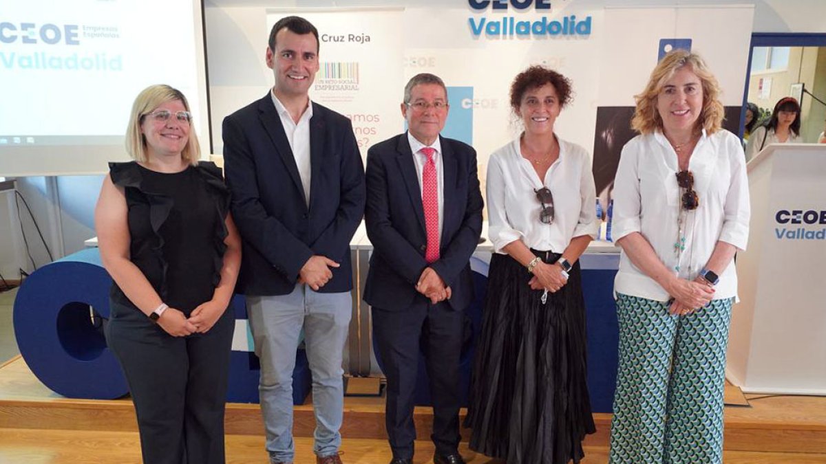 La presidenta de Cruz Roja en Valladolid: Rosa Urbón, la responsable provincial de ACCEM: Irene Sánchez, el diputado provincial del área de Servicios Sociales e Igualdad de Oportunidades, David Esteban, la concejala de Servicios Sociales: Rafi Romero ,y el vicepresidente de CEOE Valladolid, Carlos Magdaleno, participan en la Jornada 'La Empleabilidad como vía de Integración de la Persona Refugiada'.- ICAL