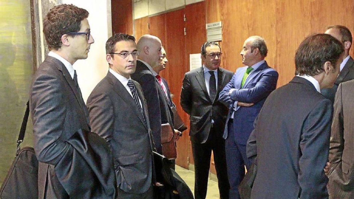 ‘AGLOMERACIÓN’ DE ABOGADOS. La declaración de un perito en el ‘caso ADE’ reunió ayer a una docena de abogados defensores que tuvieron que acomodarse en una estrecha sala de vistas. La mayor parte de ellos tuvo que acomodarse en los asientos habitualmente-J. M. Lostau