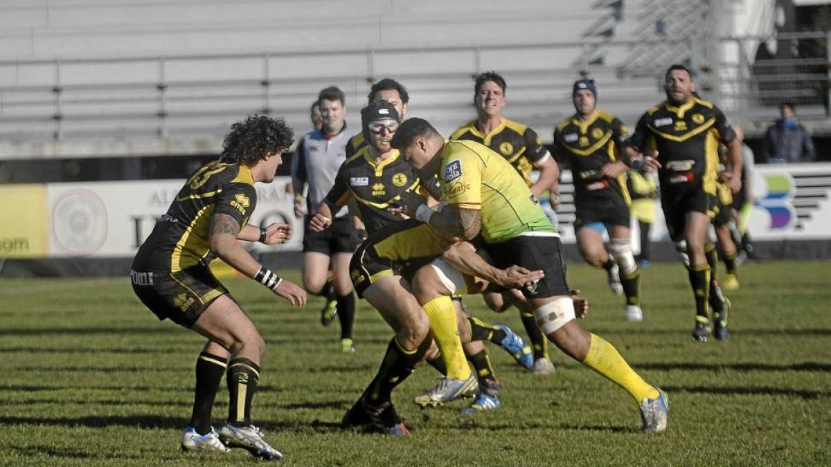 Joe Mamea avanza con el oval intentando superar la defensa de dos jugadores del Viadana durante el encuentro.-APDV