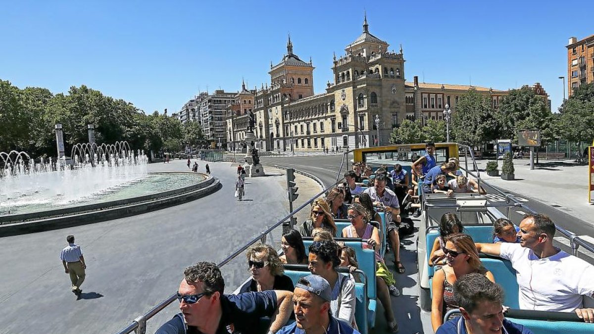 Turistas disfrutando del recorrido que realiza el autobús turístico en Valladolid.