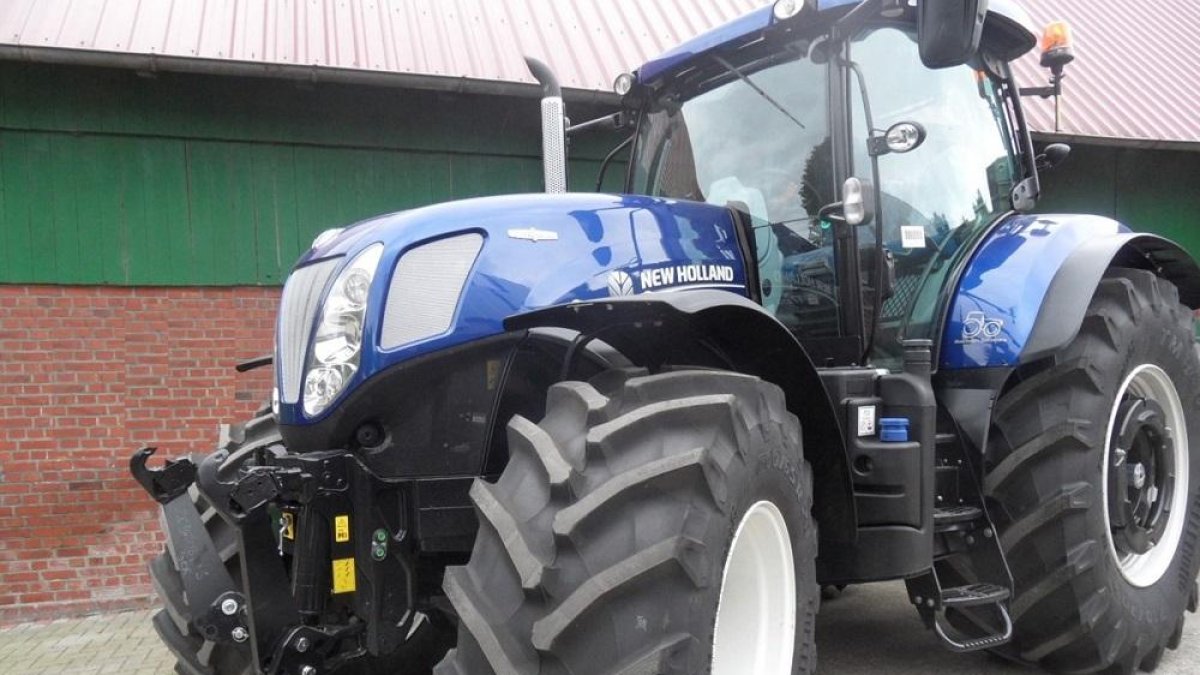 Tractor de una marca extranjera recién adquirido, a estrenar, junto a una nave agrícola.-R.P.