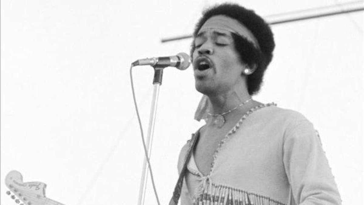 Jimi Hendrix empezó su actuación en Woodstock el lunes a las nueve de la mañana.-