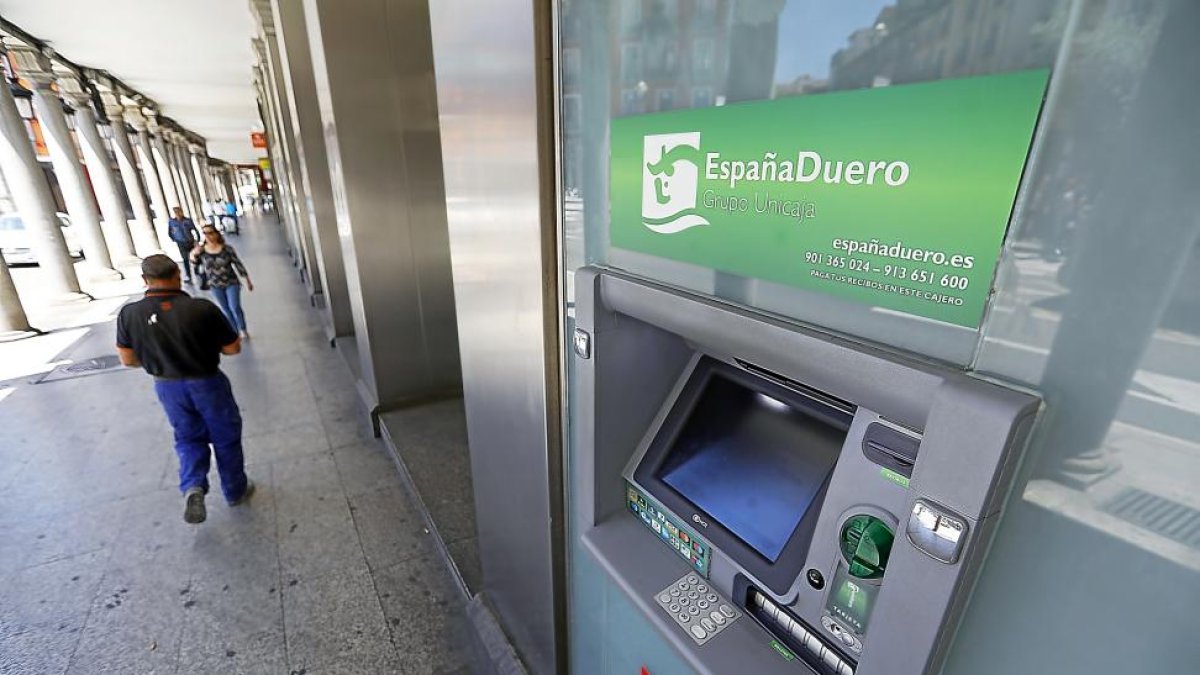 Exterior de una oficina bancaria de EspañaDuero, en la capital vallisoletana.-J.M.LOSTAU