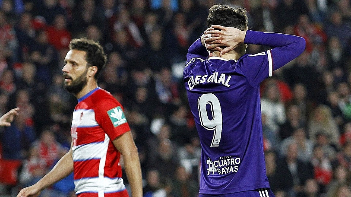 Enes Ünal se lleva las manos al cogote tras fallar una meridiana ocasión de gol ante Rui Silva. PHOTO-DEPORTE