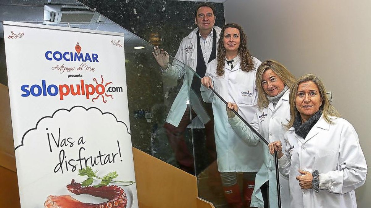 Eduardo, Elvira, Pilar y Elena Vallejo posan junto a un cartel de la empresa Cocimar.-MANUEL BRÁGIMO