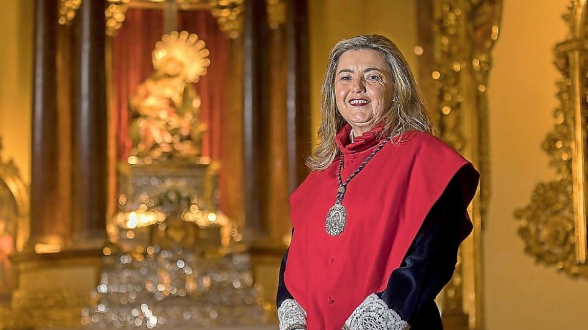 Beatriz Millaruelo ante la Virgen de los Cuchillos de Juan de Juni.-PABLO REQUEJO