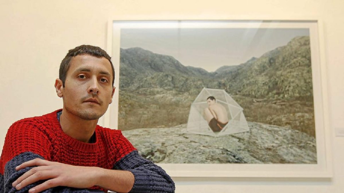 Antonio Guerra junto a una de sus fotografías. En la imagen inferior, con la concejala de Cultura Ana Redondo .-J. M. Lostau