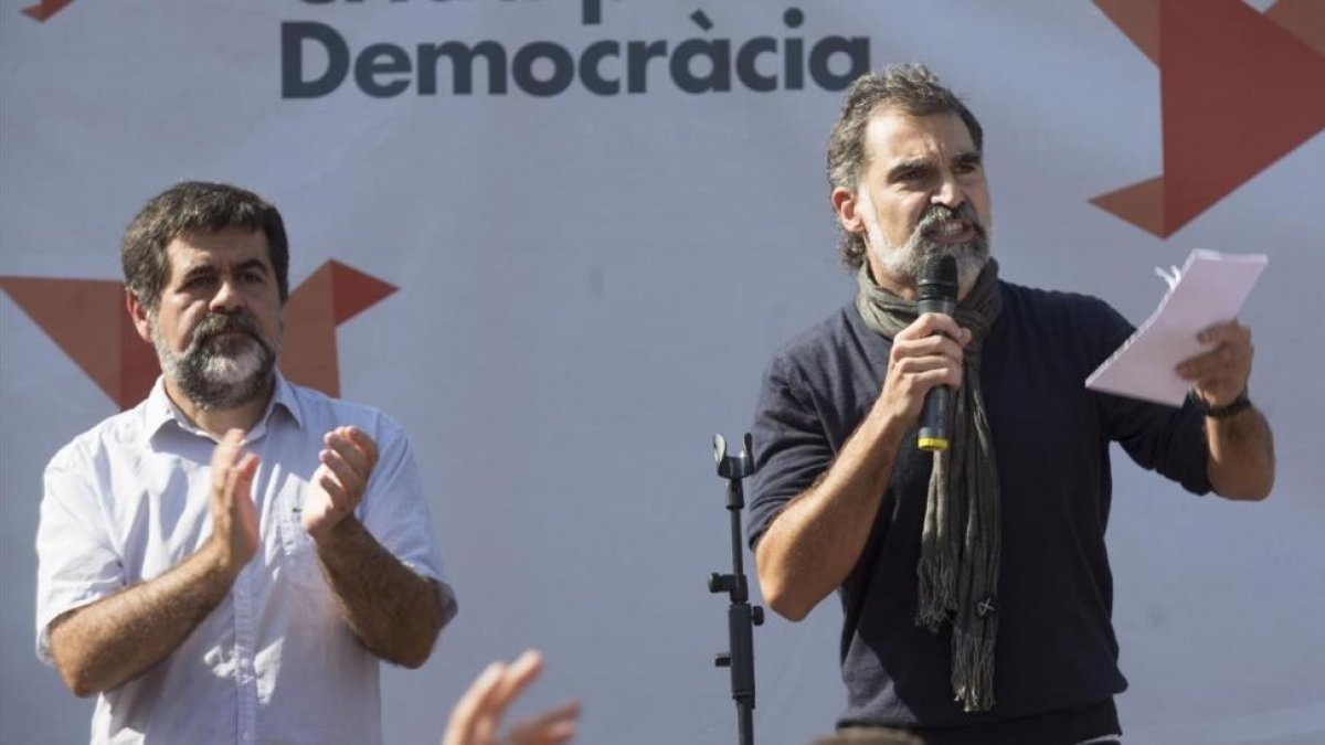 Jordi Sànchez y Jordi Cuixart, en una concentración el paasdo 24 de septiembre en Barcelona.-/ ALBERT BERTRAN