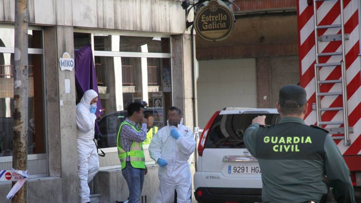 evantamiento de los cadáveres de un hombre y una mujer que han aparecido,en el interior de un bar, con signos de violencia en Guardo (Palencia)-Ical