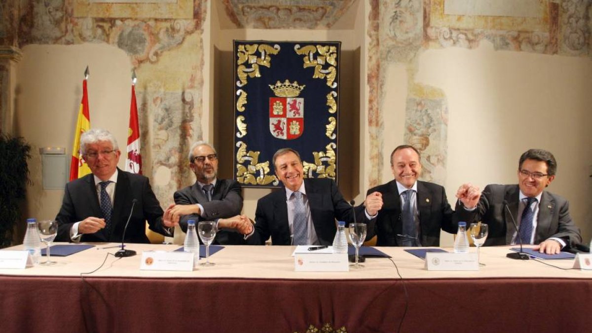 (I a D) El rector de la Universidad de León, José Ángel Hermida; de Salamanca, Marcos Ruipérez; el consejero de Educación, Juan José Mateos; el rector de la UVa, Daniel Miguel y de la Ubu, Alfonso Murillo, en la firma de un convenio con las universidades-Ical