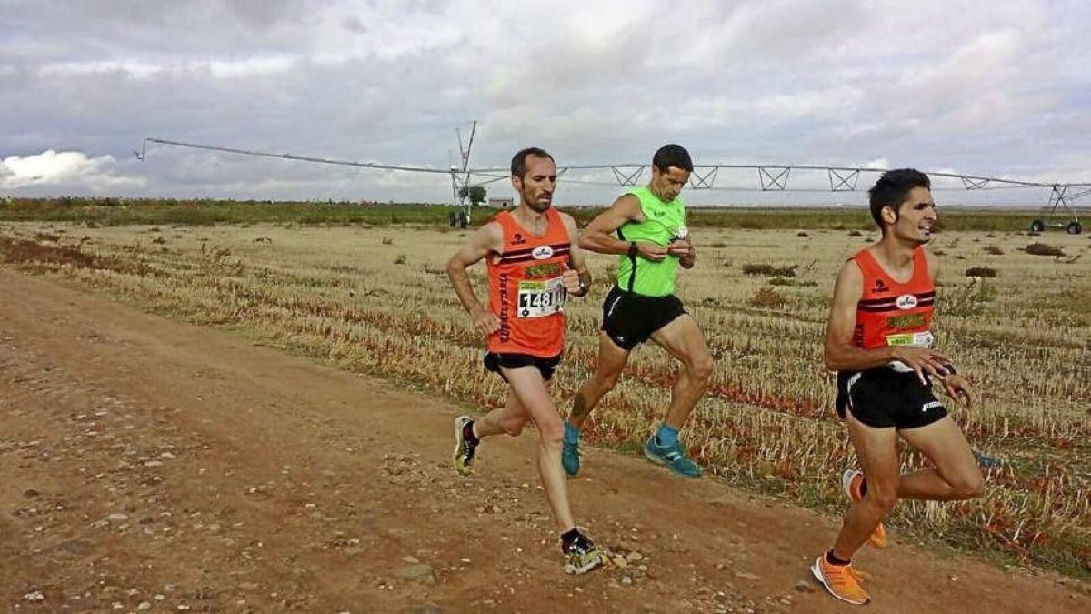Óscar Giralda (dorsal 148), durante la carrera celebrada en San Román de Hornija.-E.M